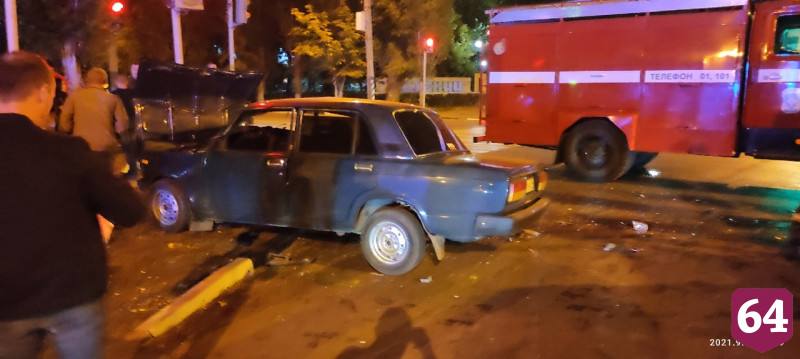 Автомобили превратились в груду металла при столкновении на перекрестке