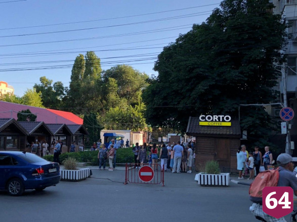 Жители Саратова массово гуляют в горпарке без масок