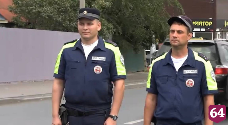 Саратовские полицейские сопроводили до больницы автомобиль с теряющей сознание пассажиркой
