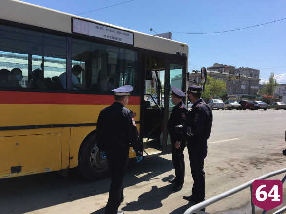 Автоинспекторы Саратова вручали водителям автобусов маски