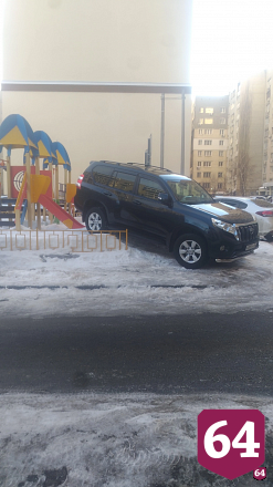 Жителя Саратова оштрафовали за парковку на детской площадке