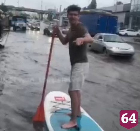 Житель Саратова катался во время потопа на доске с веслом