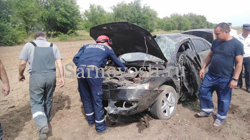 При опрокидывании иномарки под Саратовом пострадала женщина