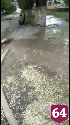 Коммунальщики затопили сквер у Сенного рынка грязной водой