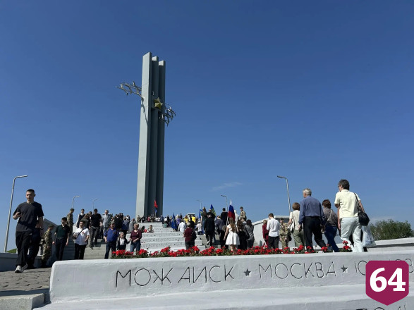 Тысячи саратовцев пришли в День Победы к мемориалу «Журавли» 