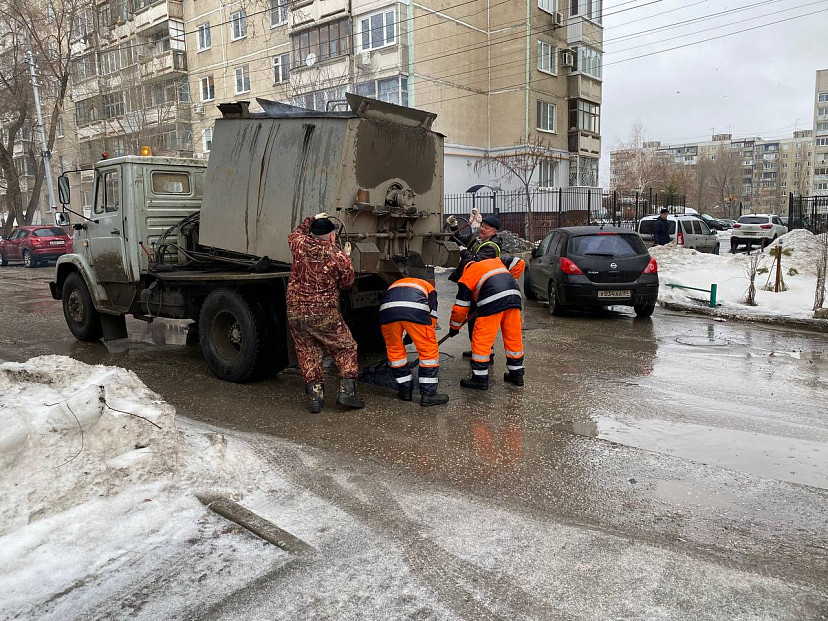 Жителей Саратова удивил ремонт дороги в дождь