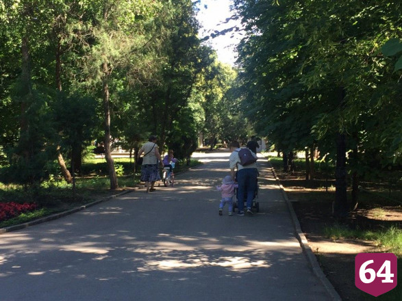 Саратовцы после открытия парков массово вышли на прогулки 