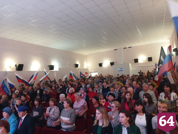 В саратовском ДК вручили паспорта школьникам и холодильник детсадовцам