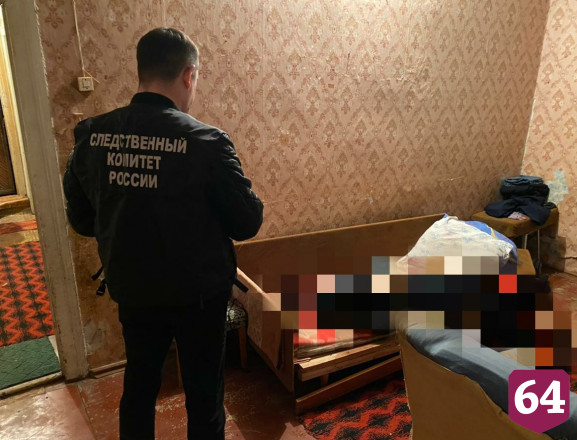 В квартире под Саратовом нашли труп мужчины с кровоподтеками 
