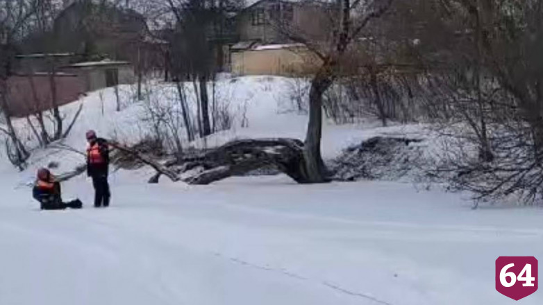 Спасатели взорвали лед на реке под Саратовом