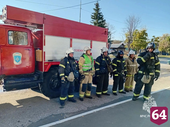 Пожарные эвакуировали людей из детской школы искусств в Саратовской области