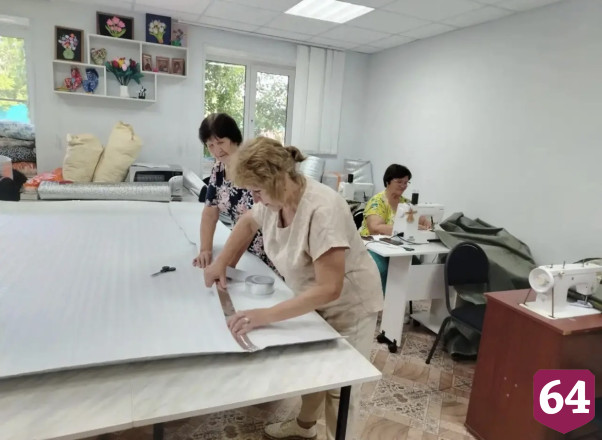 Под Саратовом шьют балаклавы и одеяла для бойцов СВО