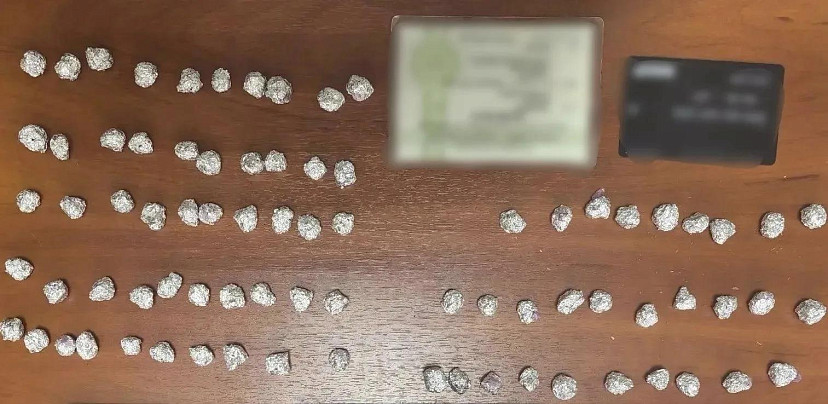 В Саратове у закладчицы изъяли 79 свертков с наркотиком