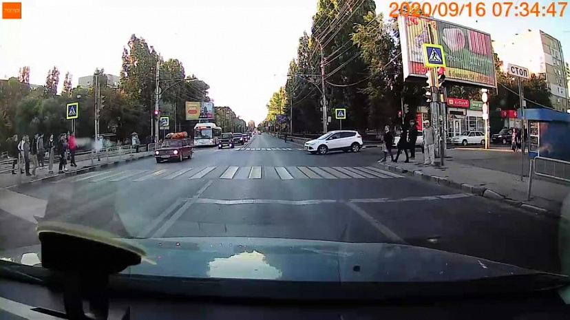 В Саратове водитель «Жигулей» протащил юношу на капоте
