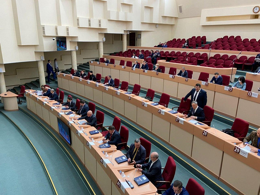Депутаты думы Саратова пришли на заседание в масках 