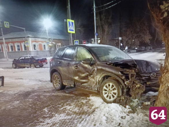 Кроссовер вылетел на тротуар после ДТП в центре Саратова