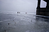 Под саратовским мостом спасатели сняли со льдины двух рыбаков