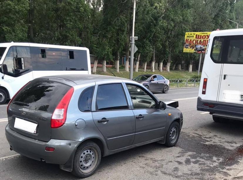 Пассажирка саратовской маршрутки покалечилась в аварии с «Калиной» 