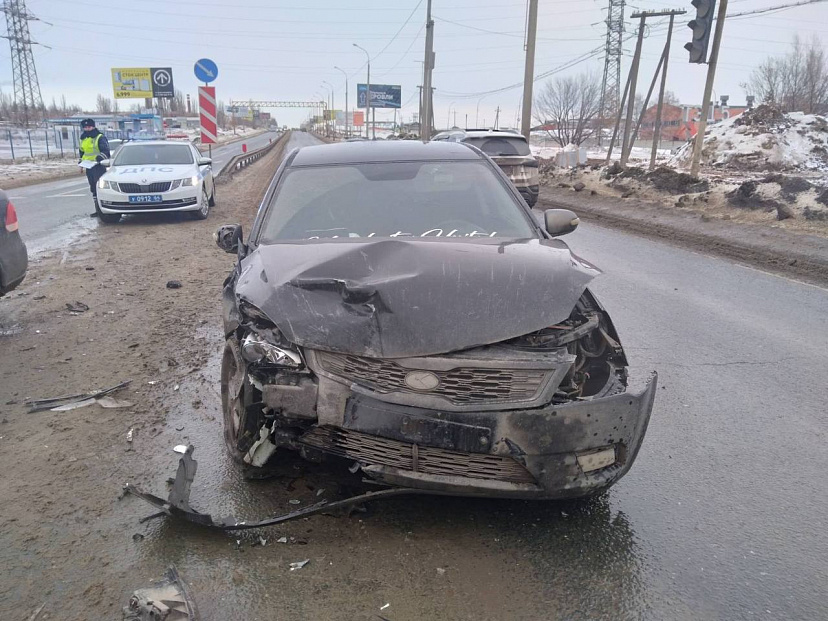 Водитель легковушки разбился в ДТП на выезде из Саратова 