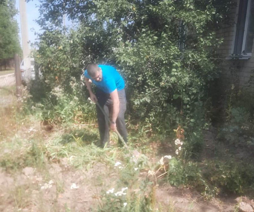 Осужденные помогли пенсионерке привести в порядок приусадебный участок