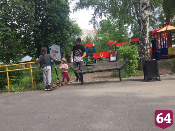 В Саратове нарушители самоизоляции облюбовали аллею Героя Романова
