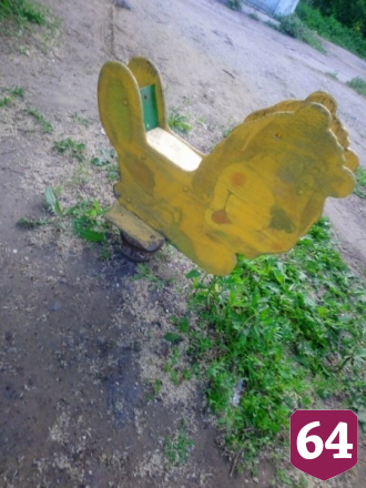 В Саратове нашли опасную детскую площадку