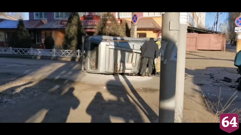 В аварии у детской поликлиники «Нива» перевернулась на бок