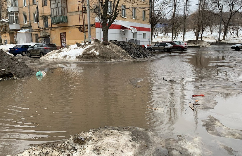 Саратовский двор после оттепели сравнили с Венецией 