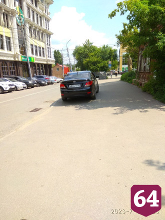 Автохам бросил «Солярис» на тротуаре в центре Саратова