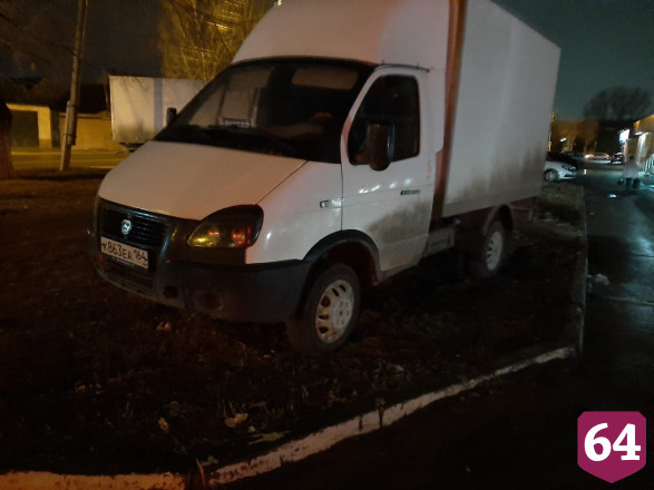Жители Энгельса просят наказать автохама за парковку на газоне