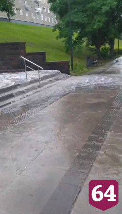 Саратовцы после ливня засняли мощный «водопад» на набережной