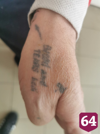 Полиция ищет родственников татуированного мужчины без пальца