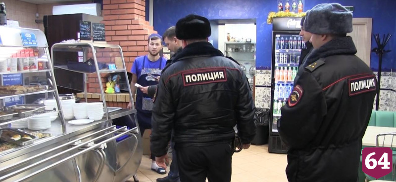 Иностранцы без документов работали поварами в саратовском кафе 