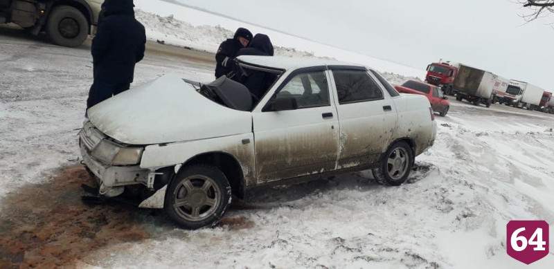 Под Саратовом в ДТП с фурой покалечились женщина и 14-летняя девочка