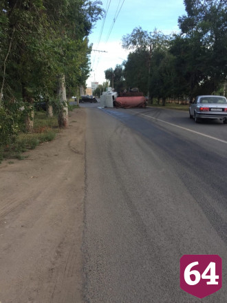 В ходе тройного ДТП ассенизаторская машина опрокинулась на бок 