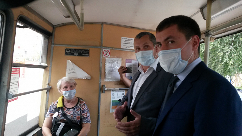 Саратовцы стали реже надевать маски в общественном транспорте