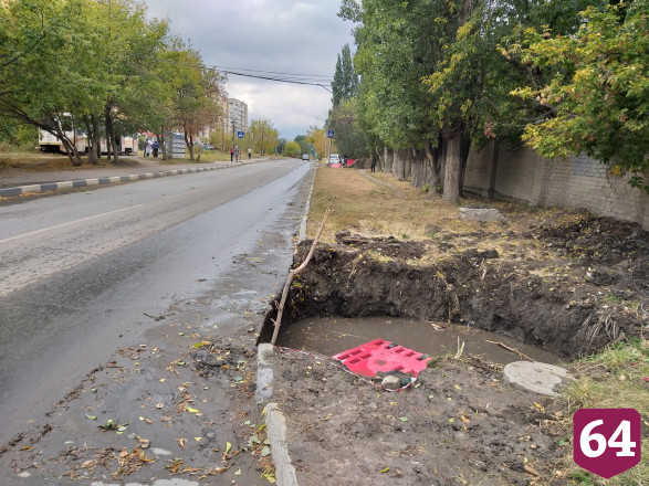 Саратовцы рассказали об опасном котловане у дороги