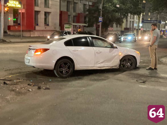 Легковушка протаранила иномарку у цветочного магазина в центре Саратова