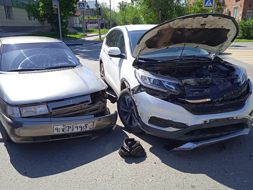 Водитель легковушки попал в больницу после ДТП с кроссовером