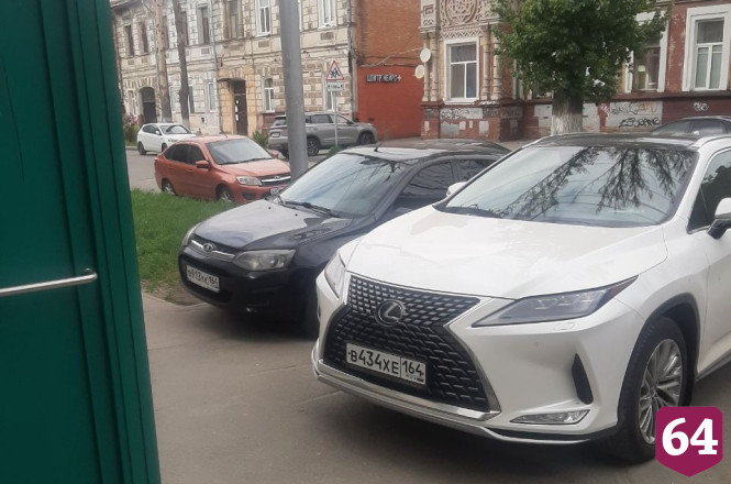 В Саратове автоледи на «Лексусе» заблокировала проезд аварийной службе