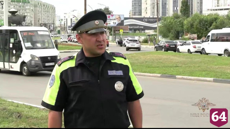 Саратовский полицейский спас семимесячную девочку из запертой на жаре машины