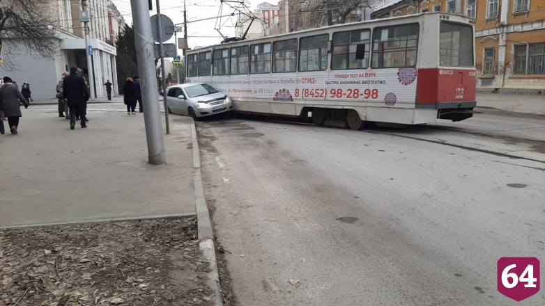В центре Саратова трамвай снес автомобиль к бордюру