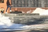 Под Саратовом девушка курила и стряхивала пепел в Вечный огонь