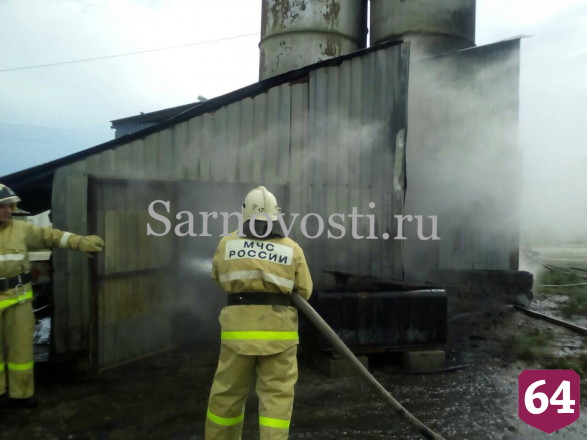 Саратовские пожарные тушили полыхающий ангар предприятия