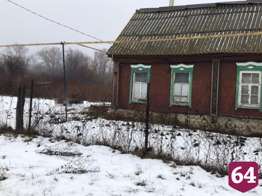 Женщина нашла в соседнем дворе труп мужчины со ссадинами на лице