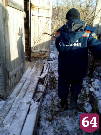 Спасатели вытащили щенка из уличного туалета