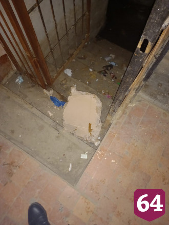 В Саратове подвалы девятиэтажки заливает нечистотами