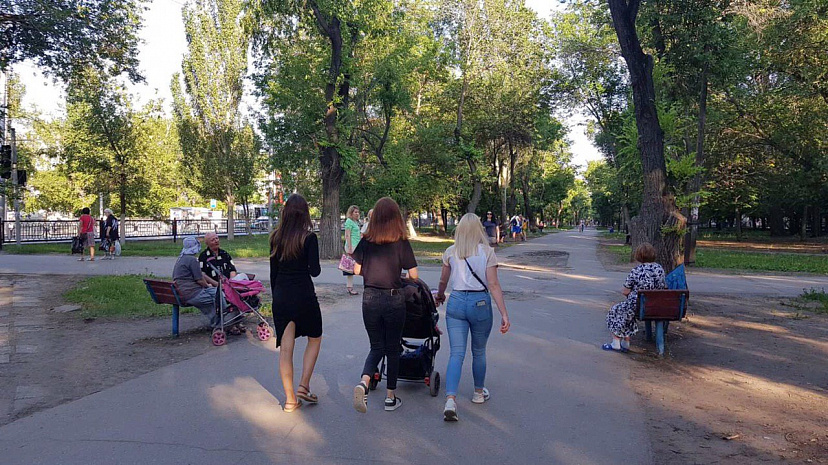 Саратовцы из группы риска продолжают гулять без масок