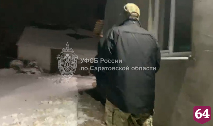 Силовики задержали двух жителей Энгельса за помощь иностранцу
