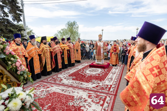 Жители Энгельса на набережной Волги встретили Благодатный огонь
